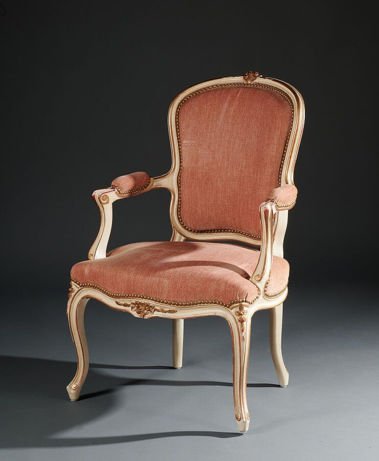 Null 路易十五风格的卡布里奥扶手椅，奶油色和镀金漆木（镀金层磨损），用红色人字形织物装饰

90 x 60 x 50厘米