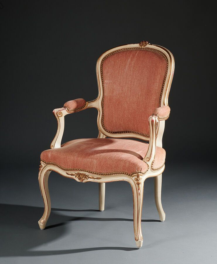 Null Fauteuil cabriolet de style Louis XV en bois laqué crème et doré (usures à &hellip;