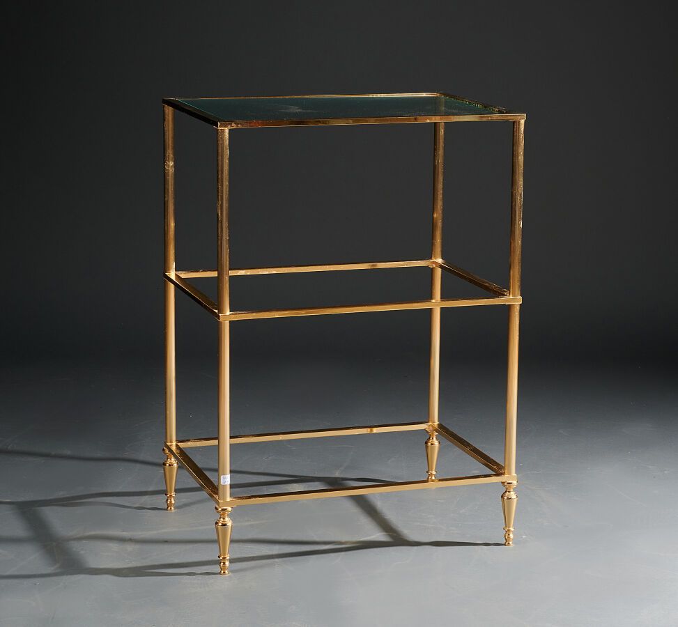 Null 路易十六风格的金漆金属边柜，有三个玻璃架（与一个玻璃一起出售，有使用痕迹，磨损）。

高度：79.5厘米 - 宽度：65厘米 - 深度：40厘米