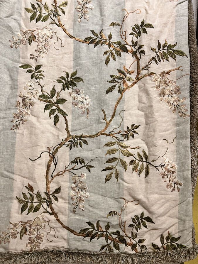 Null 一对刺绣的亚麻布窗帘，Colefax & Flower，Alderney条纹，颜色为白色/水。衬里、遮光、褶头和马拉布边框

高度：295厘米，头部宽&hellip;