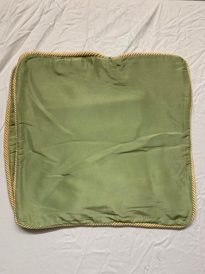 Null Ein Paar quadratische Kissenbezüge aus seladongrünem Taft. Gelbe Kordelpasp&hellip;