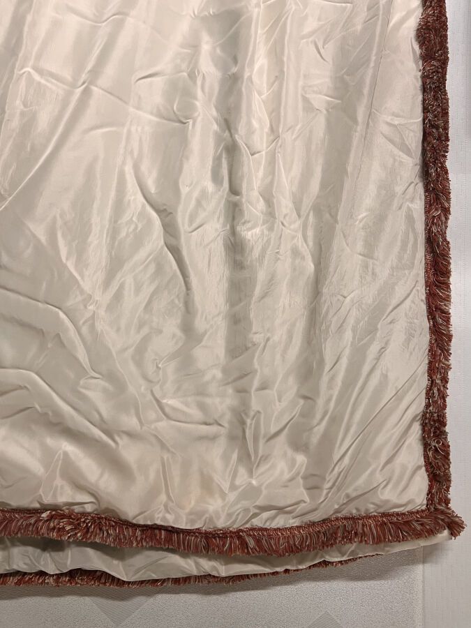 Null 
一对白色塔夫绸窗帘。衬里，遮光，褶头，红色马拉布边框。

(重要污点)


身高：295厘米，头部宽度：135厘米