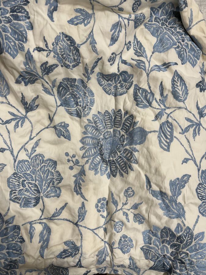 Null 一对白色亚麻布大窗帘，上面绣有浅蓝色的花卷。

高度：400厘米，头部宽度：120厘米（有使用痕迹，窗帘底部有少量湿润）。