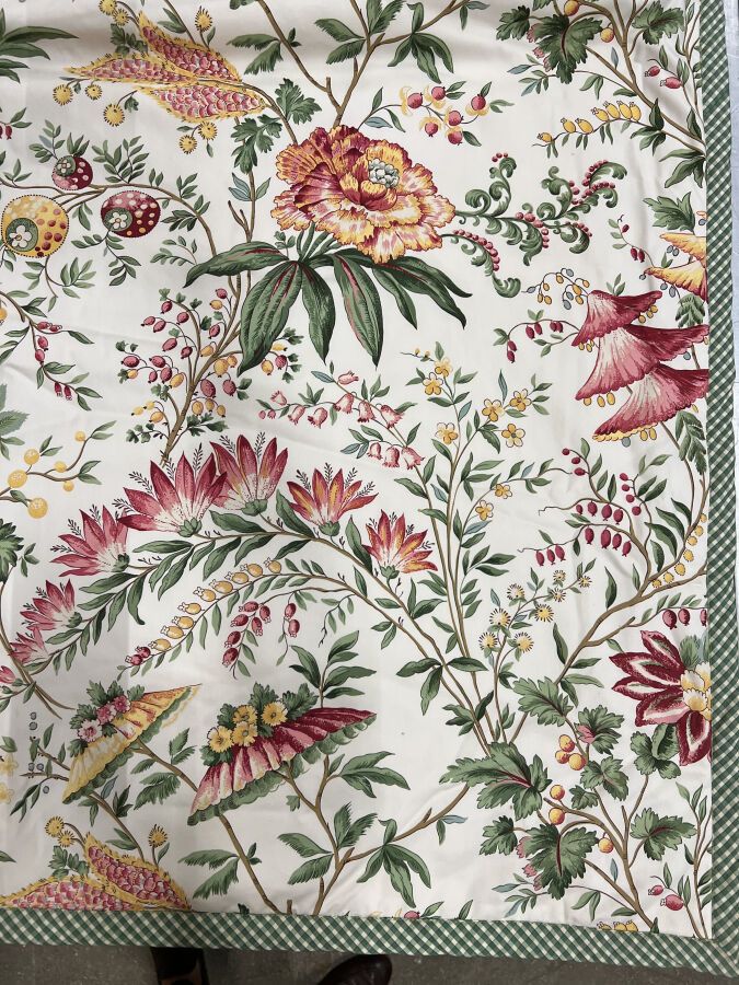 Null Paire de grands rideaux et coton blanc imprimés d'une indienne fleurie. 

H&hellip;