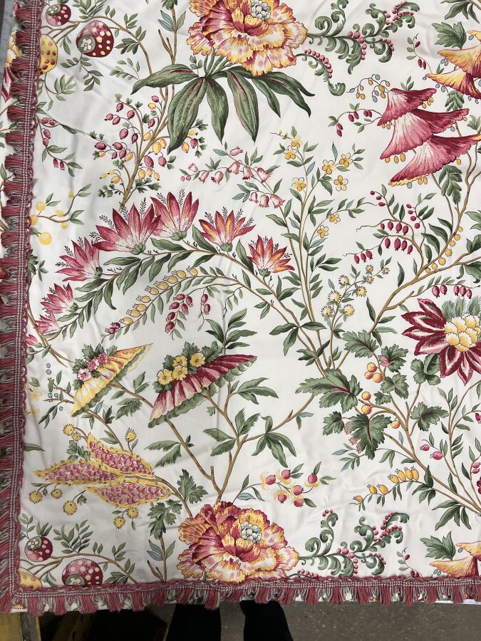 Null 一对大窗帘和印有印度花的白棉布。

高度330厘米，一个头的宽度：120厘米（一个窗帘有非常小的撕裂）。
