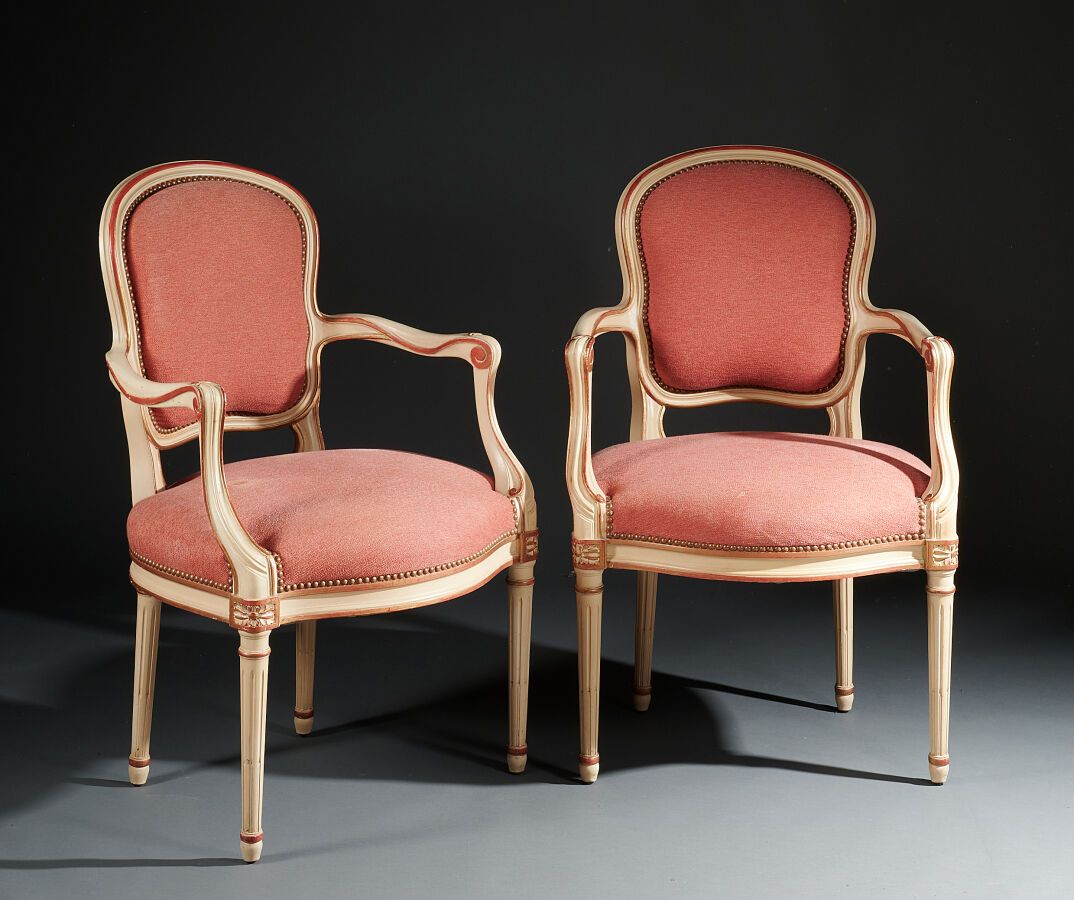 Null 一对过渡时期风格的卡布里奥扶手椅，采用奶油色漆木和红色及鎏金的铰链。锥形和凹槽腿上覆盖着砖红色天鹅绒的靠背和座椅

96 x 62,5 x 55 厘米