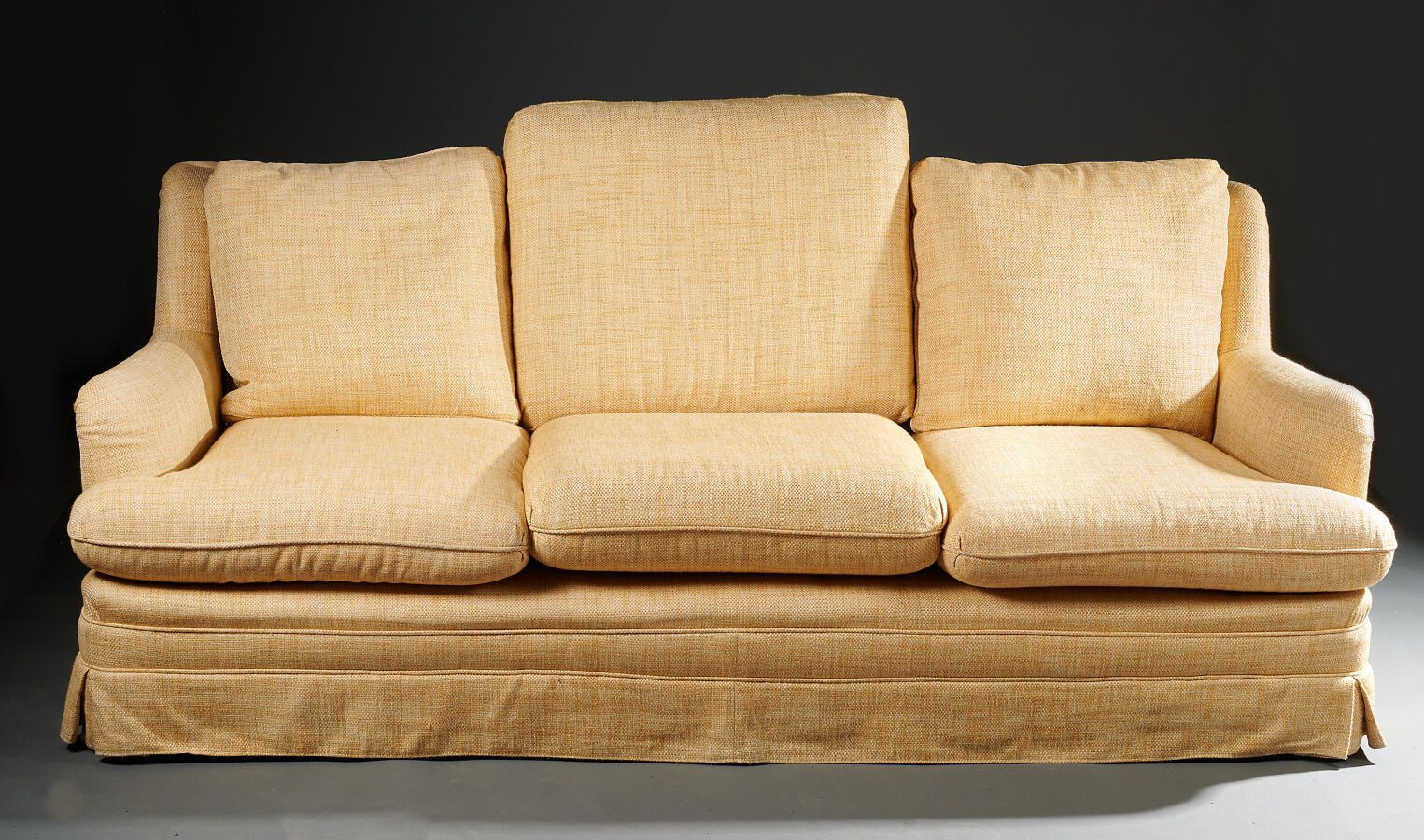 Null 米色-橙色面料的三座沙发（一个不同型号的背垫，有使用痕迹）。

高度：75厘米 - 宽度：190厘米 - 深度：64厘米