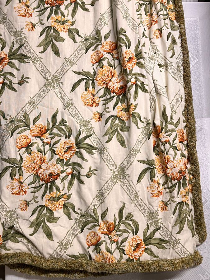 Null 一对印花莫里尔窗帘。棚架上的牡丹。伦敦的索普，牡丹，橙色和绿色。衬里，遮光，褶头，马拉布边。高度：290厘米，头部宽度140厘米