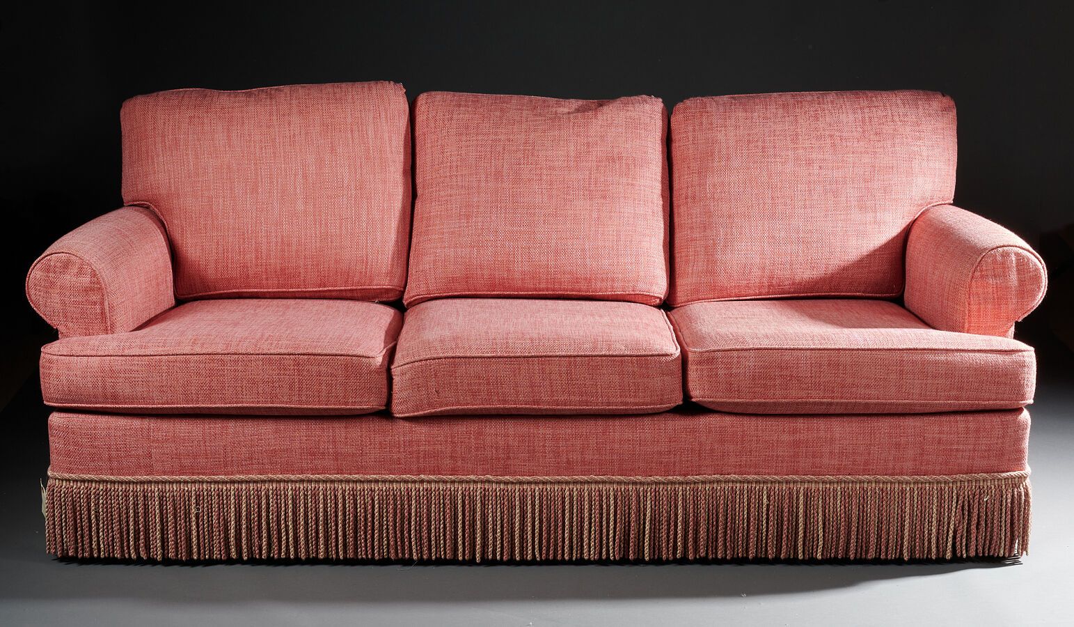 Null 粉红色帆布的三座软垫沙发，有配套的模制流苏

70 x 190 x 95厘米
