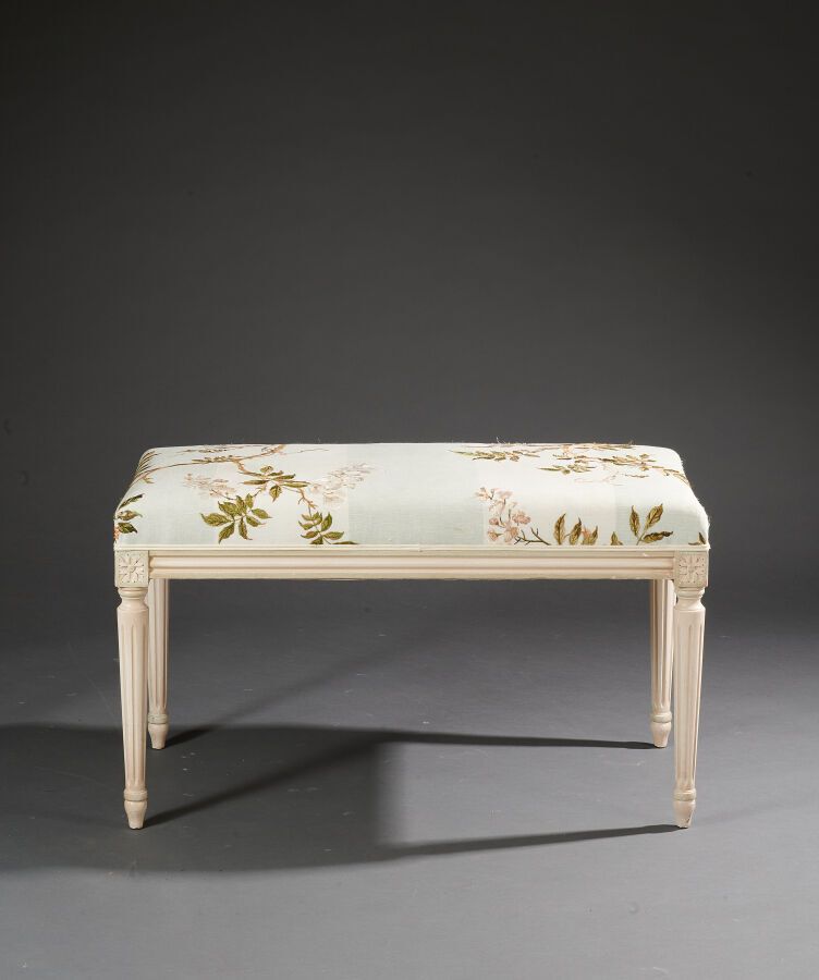 Null Louis XVI style rectangular bench in lacquered wood, embroidered linen trim&hellip;