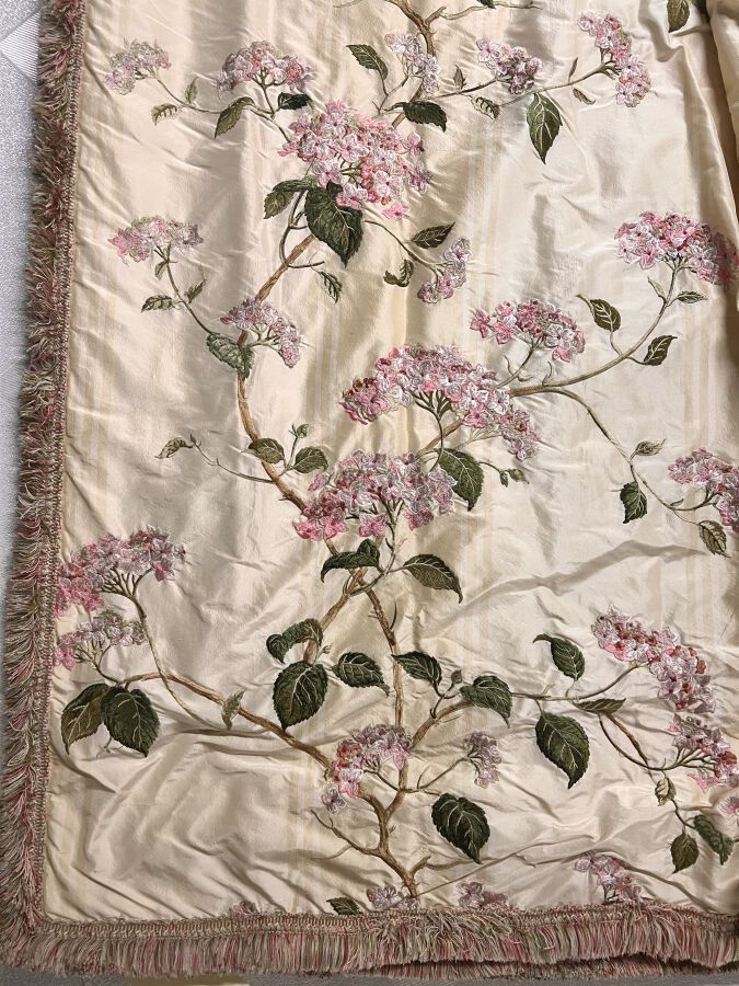 Null 一对米色塔夫绸、丝绸和粘胶的窗帘，绣有粉红色的绣球，Colefax和Flower，Summerby丝绸，颜色为粉色和绿色。

高度：295厘米，头部宽&hellip;