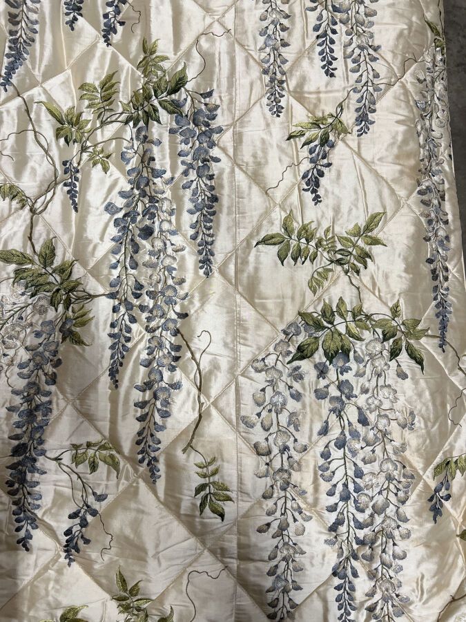 Null 科尔法克斯和花

萨贺芬娜，颜色为蓝色。米色的丝绸和粘胶塔夫绸床罩，蓝色的紫藤花边。

床的尺寸为200×200厘米（有使用痕迹）。