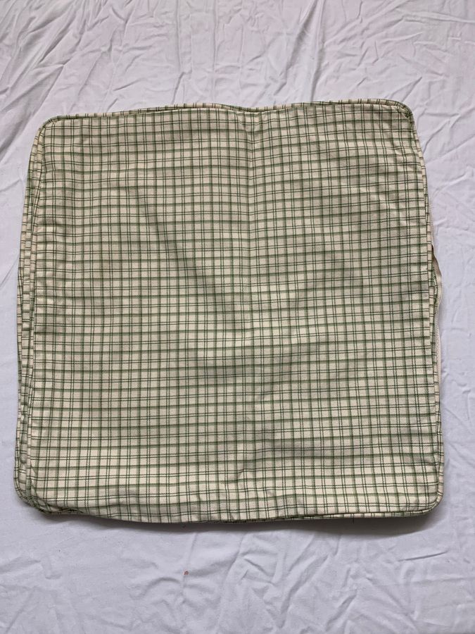 Null 一对绿色和白色格子帆布的方形坐垫套。镶边处理，拉链封口。 40 x 40厘米（磨损）。

附带

一对方形塔夫绸坐垫套，有棕色和白色的格子。镶边处理，&hellip;