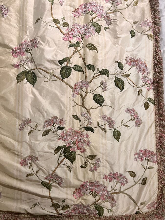 Null 一对米色塔夫绸、丝绸和粘胶材质的窗帘，绣有粉色绣球。科尔法和花，夏比丝绸，颜色为粉色和绿色。

高度：295厘米，头部宽度100厘米