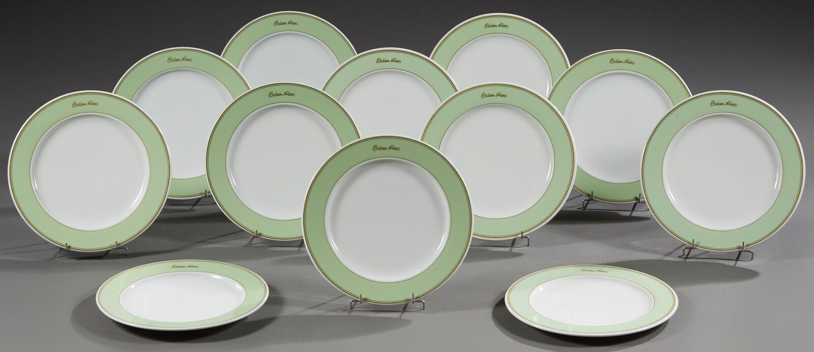 Null Hutschenreuther. Twelve round plates in white porcelain. The enamelled bord&hellip;