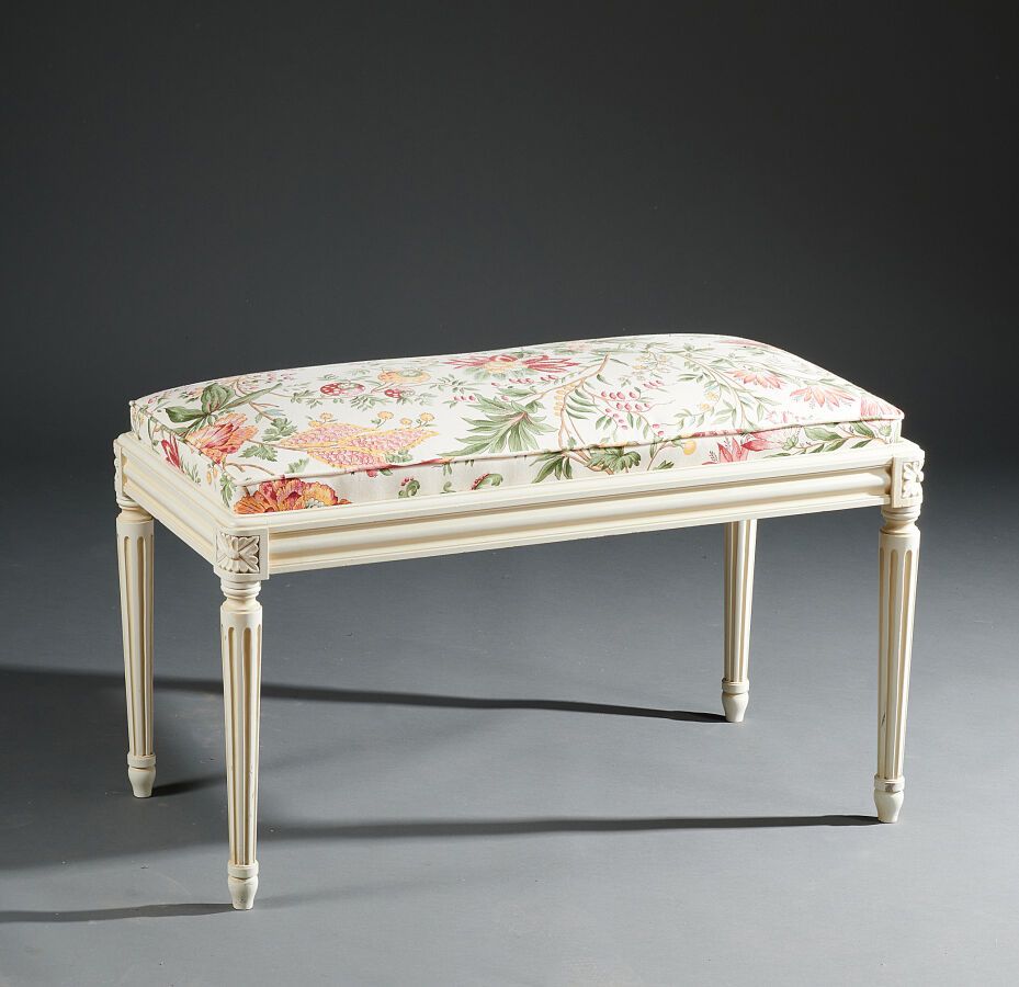 Null 路易十六风格的长椅，乳白色漆木，上面覆盖有牡丹和树枝装饰的织物。

高度：48厘米 - 宽度：80厘米 - 深度：40厘米