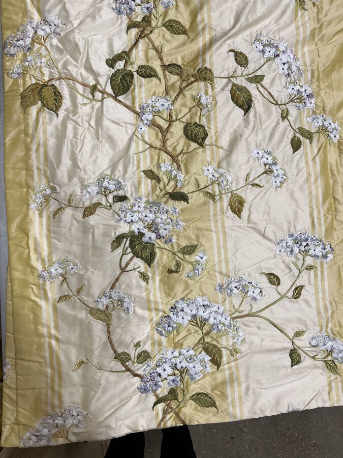 Null Colefax & Flower

Summerby Silk, coloris blue on yellow. Paire de rideaux e&hellip;