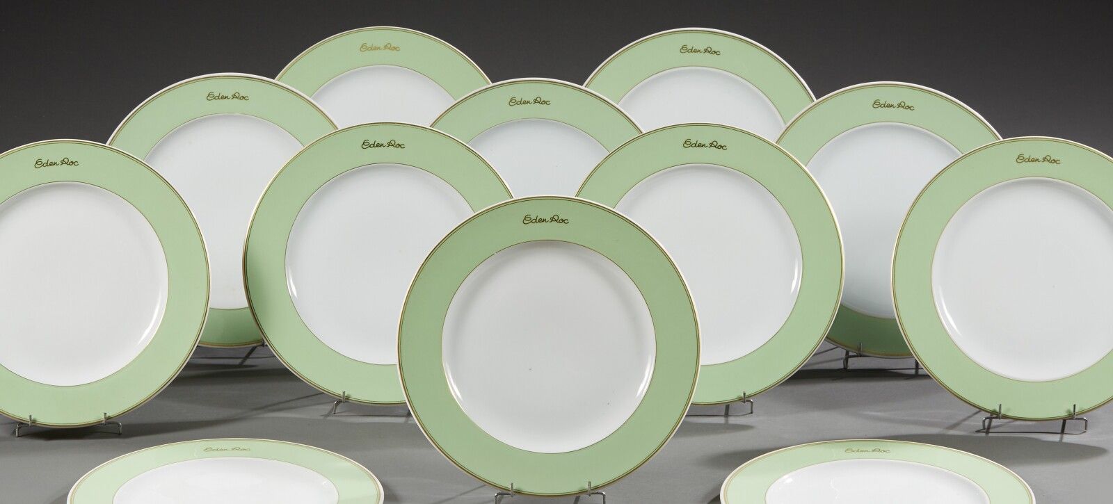 Null Hutschenreuther. Douze assiettes plates rondes en porcelaine blanche. Le ma&hellip;