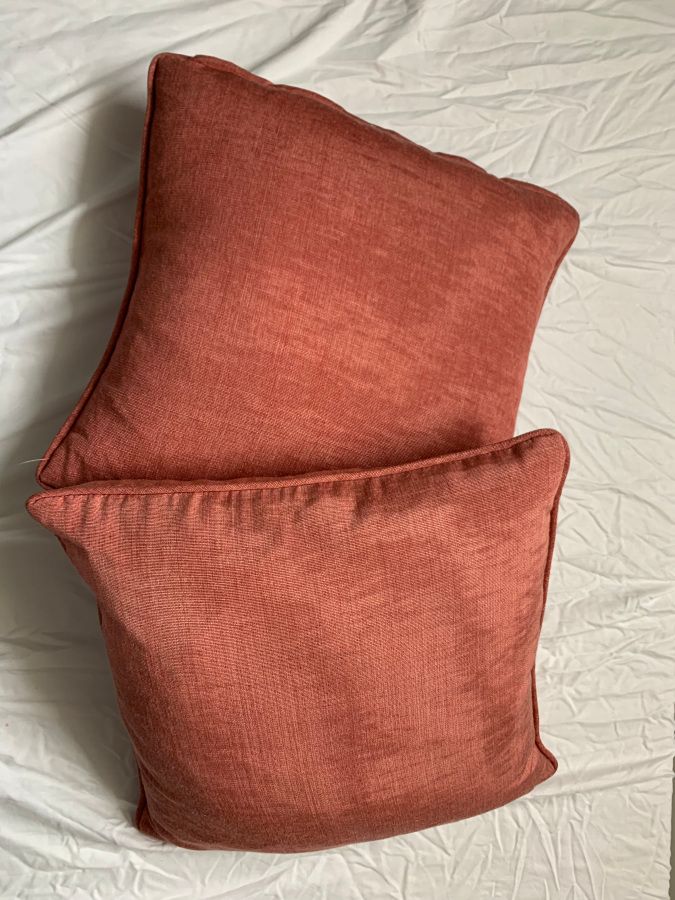 Null Lelievre. Coppia di cuscini quadrati in moiré rosso. 40 x 40 cm