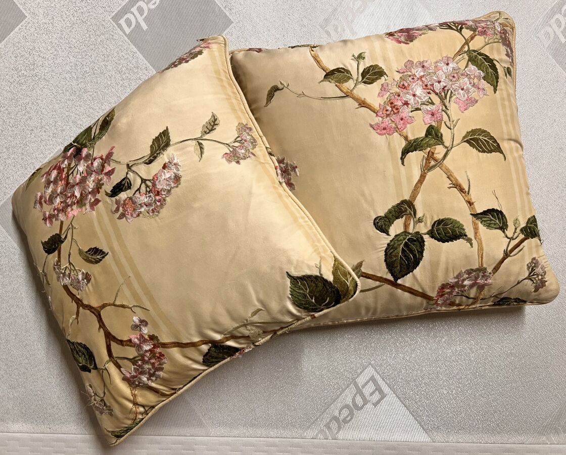 Null Pair of cushions in silk taffeta and beige viscose embroidered with pink hy&hellip;