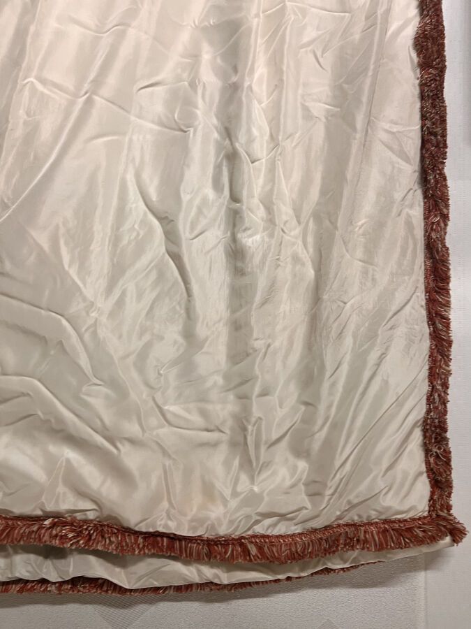 Null 一对白色塔夫绸窗帘。衬里，遮光，褶头，红色马拉布边框

身高：295厘米，头宽157厘米（穿）。