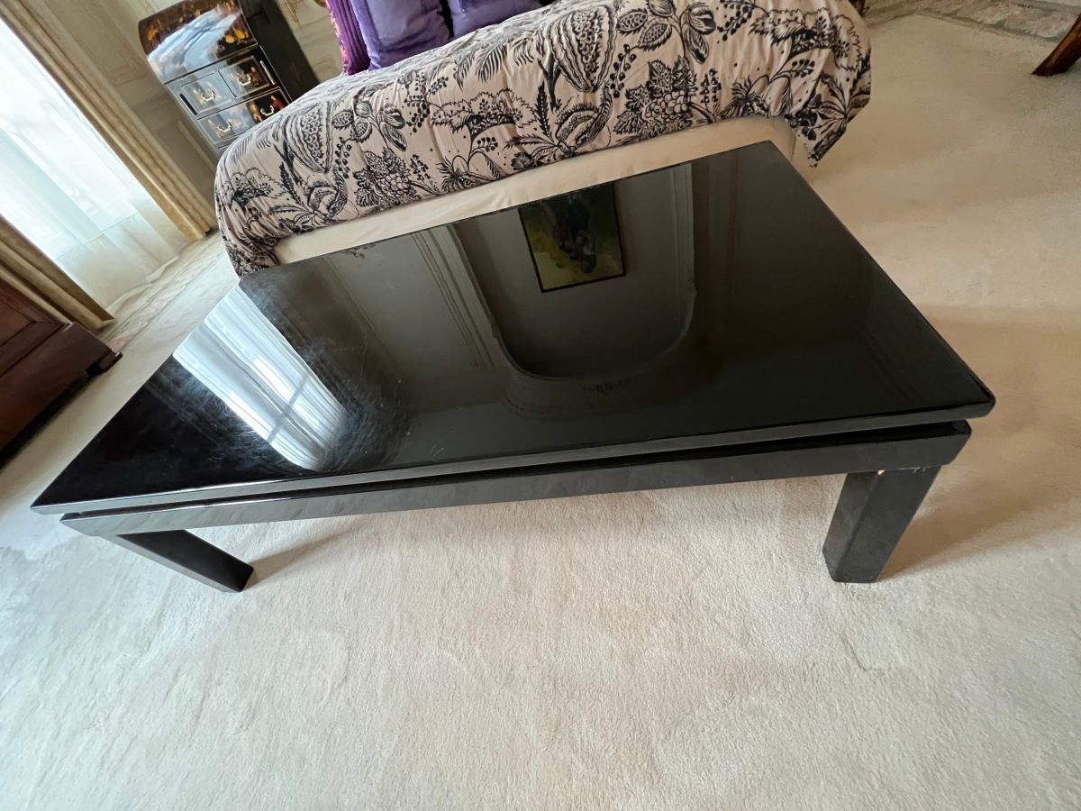 Null 
Modern coffee table in black lacquered wood (wear, one foot damaged)

41 x&hellip;