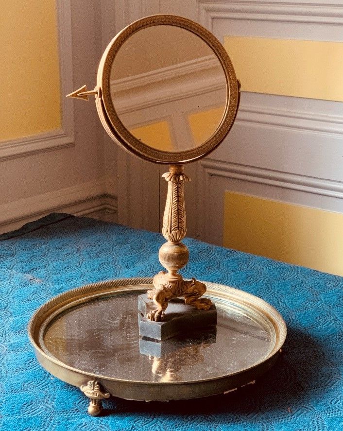 Null 铜制圆形桌面

三脚架上的小镜子（缺少一个箭形螺丝，反面的镜子坏了）。19世纪。

镜子的直径：25.5厘米 - 镜子的高度：31.2厘米