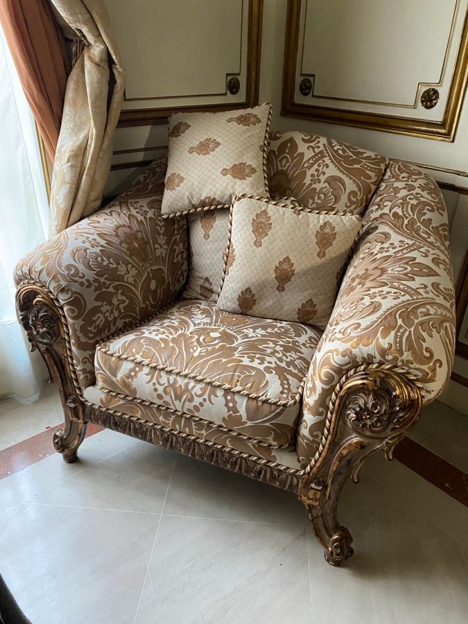 Null 
一对大的雕刻和镀金的木制舒适的贝格尔，米色大马士革的软垫。

18世纪风格

86 x 114 x 87厘米