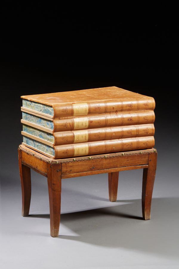 Null 
Taburete de madera natural que simula una librería.

49 x 43 x 32 cm