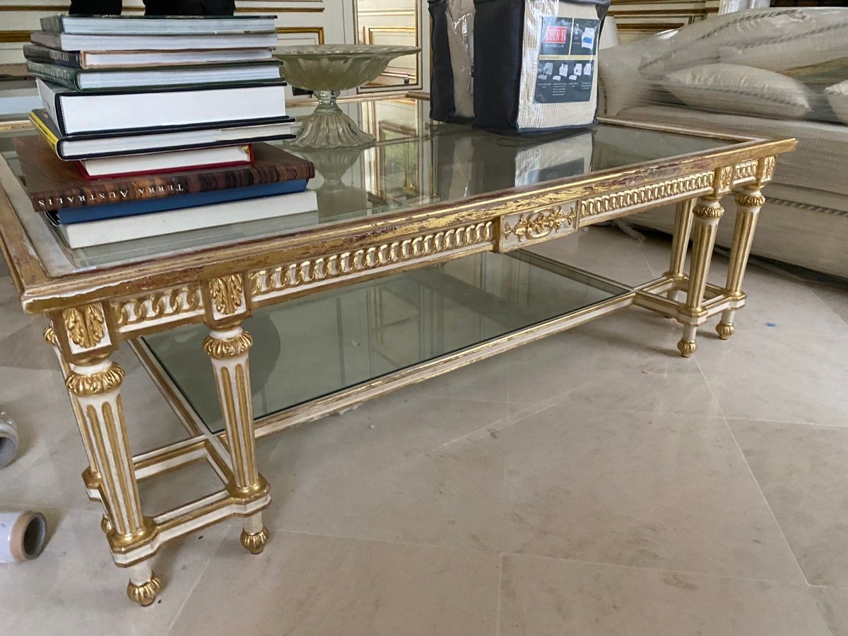 Null 
Table basse en bois sculpté blanc et doré, plateau en verre (usures)

Trav&hellip;