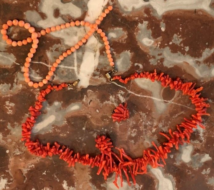 Null 珊瑚项链和两个耳环

附有一条粉红色的珊瑚项链。