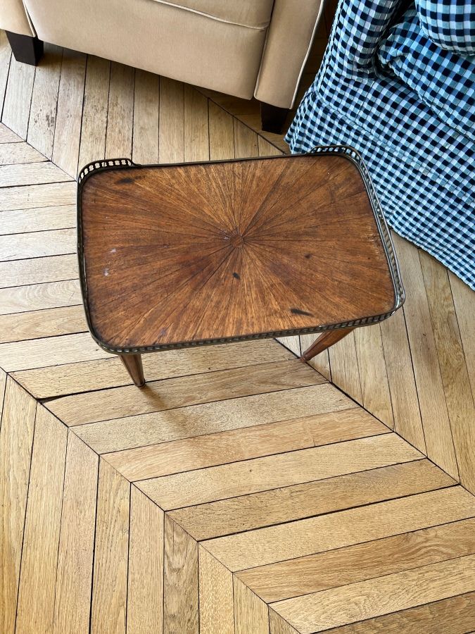 Null 
小边桌，镶嵌沙发端，铜制画廊（污渍）。

20世纪，路易十六风格

直径：41,5 x 45厘米