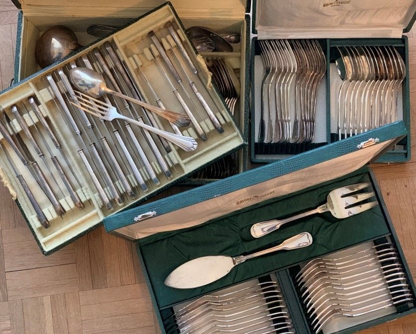 Null 一套1930年代的镀银家庭用品。

有一盒餐具和一盒镀金的金属盘。