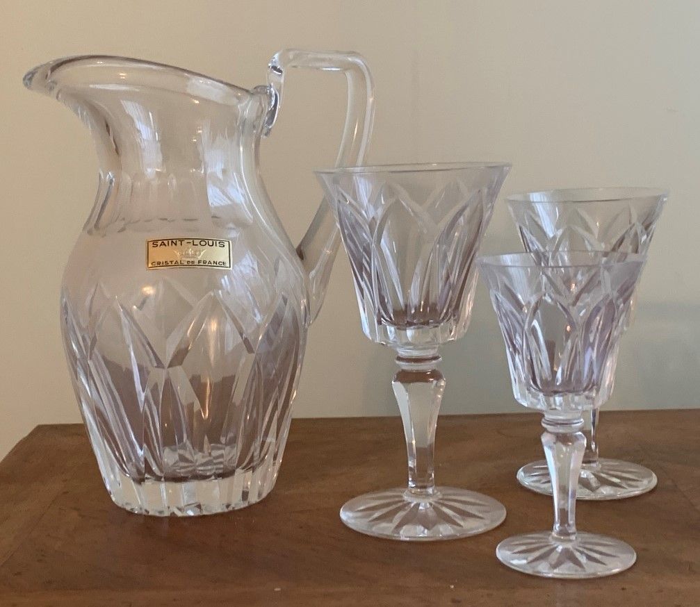Null 一套圣路易水晶杯，包括:

12个水杯

12个白葡萄酒杯

12个红酒杯

1个水壶

6个水晶威士忌酒杯。