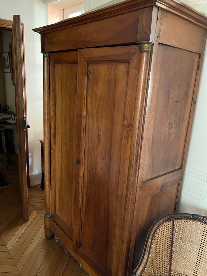 Null Walnut cabinet with two doors

Empire style