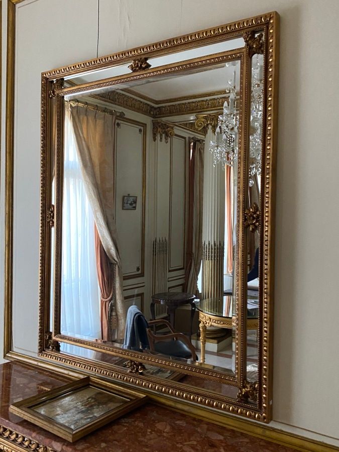 Null 
Grande specchio rettangolare con bordatura in legno dorato e stucco

Stile&hellip;