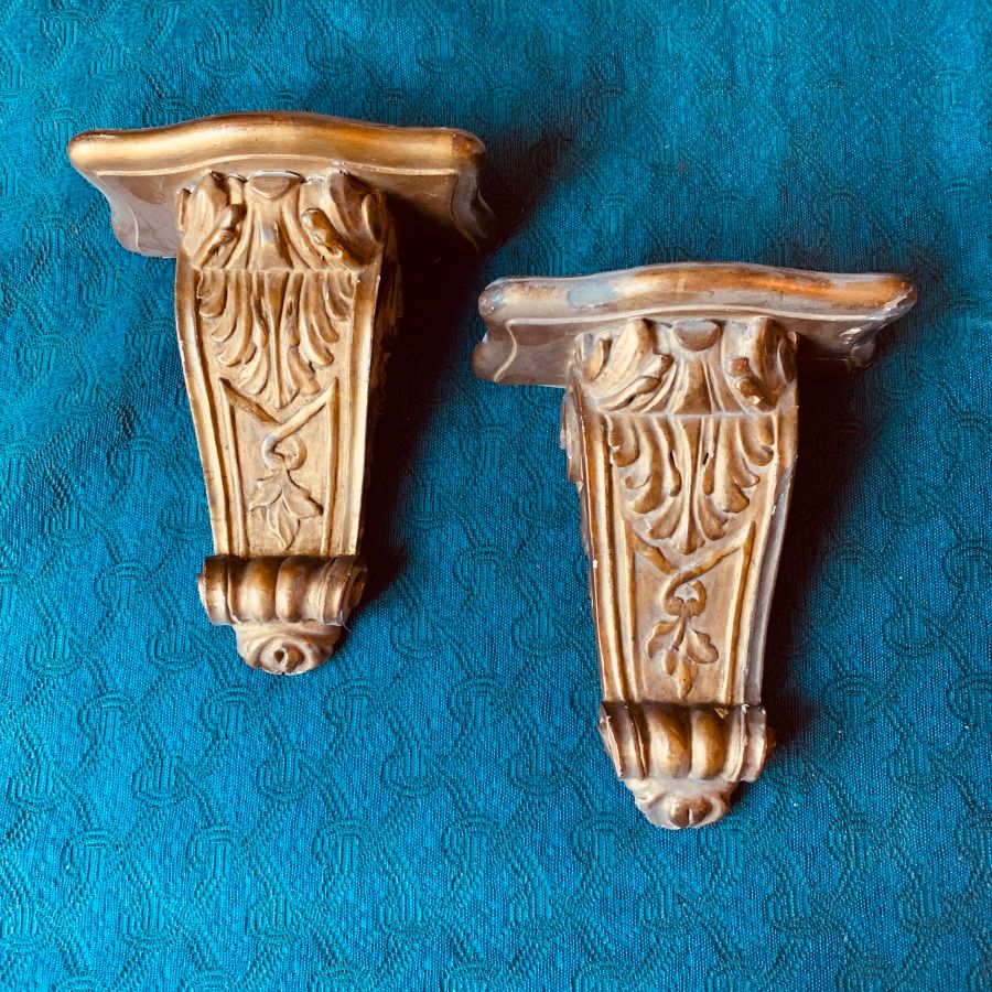 Null Pair of gilded and carved wood brackets in the Regency style.

19th century&hellip;