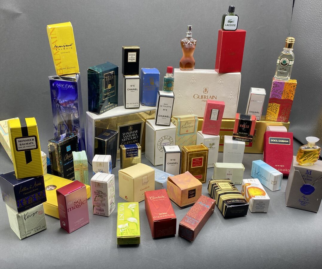 Strong lot of miniature perfumes including : CHANNEL, GU…