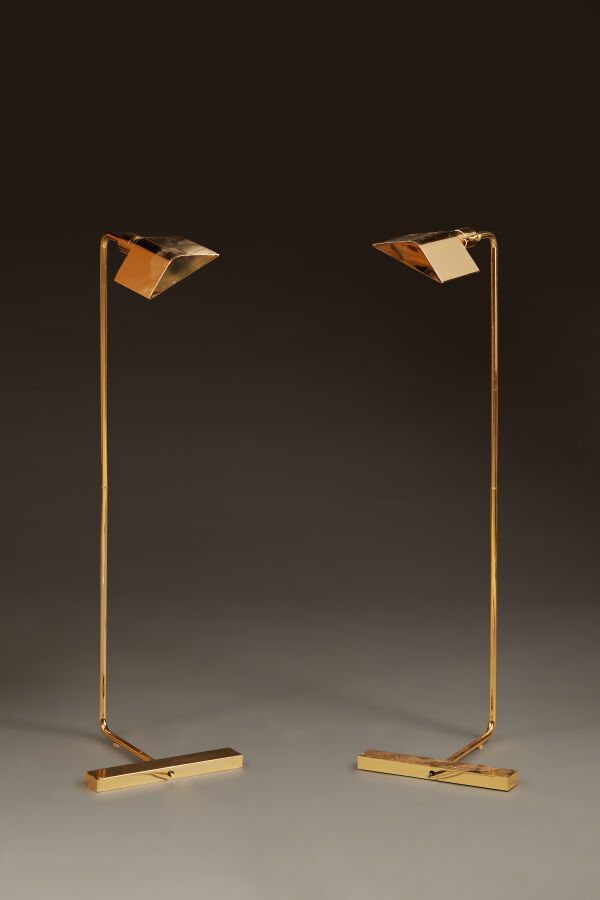 Null Pair of reading lamps in gilt metal, with adjustable reflector, after the m&hellip;