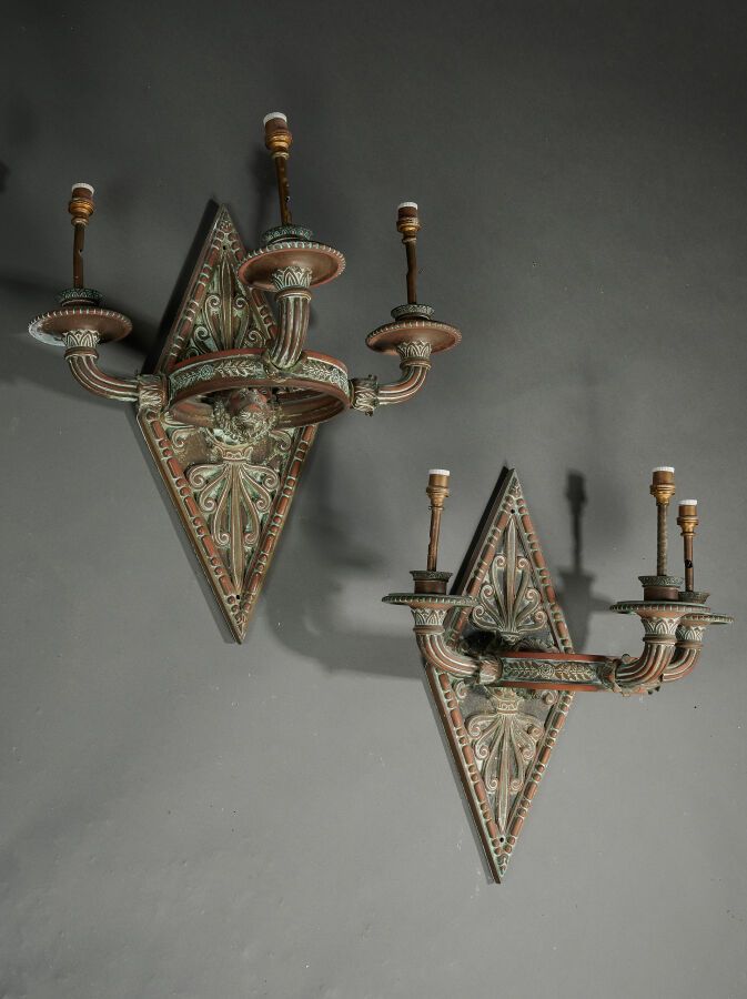 Null Coppia di grandi applique a tre luci in stile antico in bronzo patinato. Il&hellip;