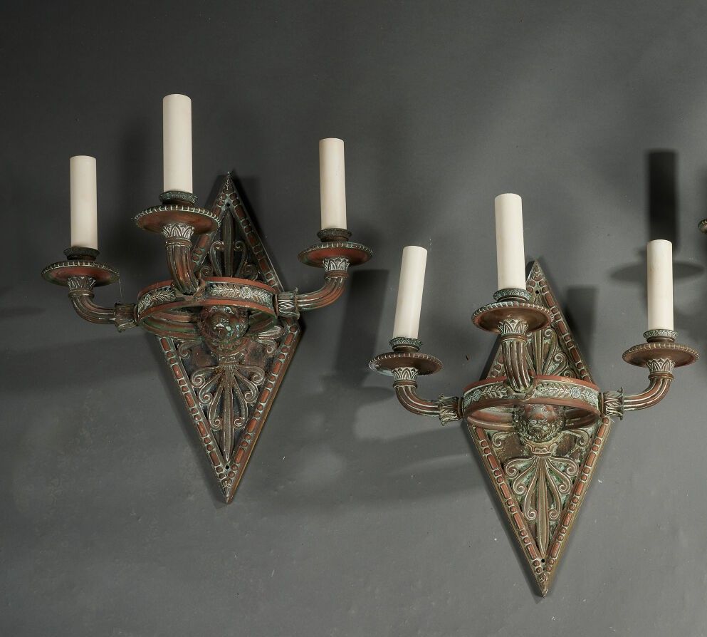 Null Conjunto de dos grandes apliques de tres luces de estilo antiguo en bronce &hellip;