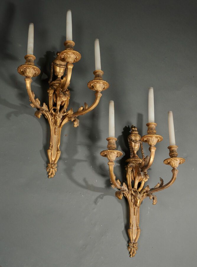 Null Pair of large Louis XVI style varnished bronze sconces with three arms of l&hellip;