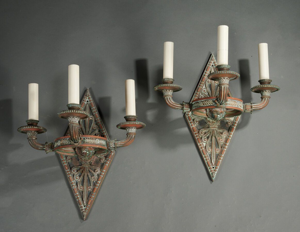 Null Pareja de grandes apliques de tres luces de estilo antiguo en bronce patina&hellip;