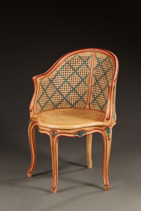 Null 路易十五风格的书桌扶手椅，奶油色漆木，红色和蓝色重装，带藤条底座。 
高度：83厘米，宽度：57厘米，深度：64厘米
出处：Cap Eden Roc酒&hellip;