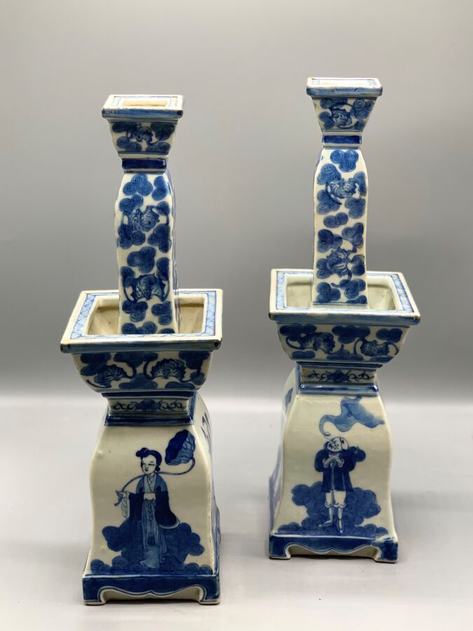 Null Paire de bougeoirs quadrangulaire en porcelaine de Chine bleu-blanche à déc&hellip;
