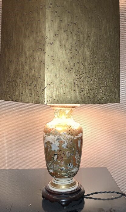 Null Paire de vases en porcelaine de Satsuma montés en lampe à décor polychrome &hellip;