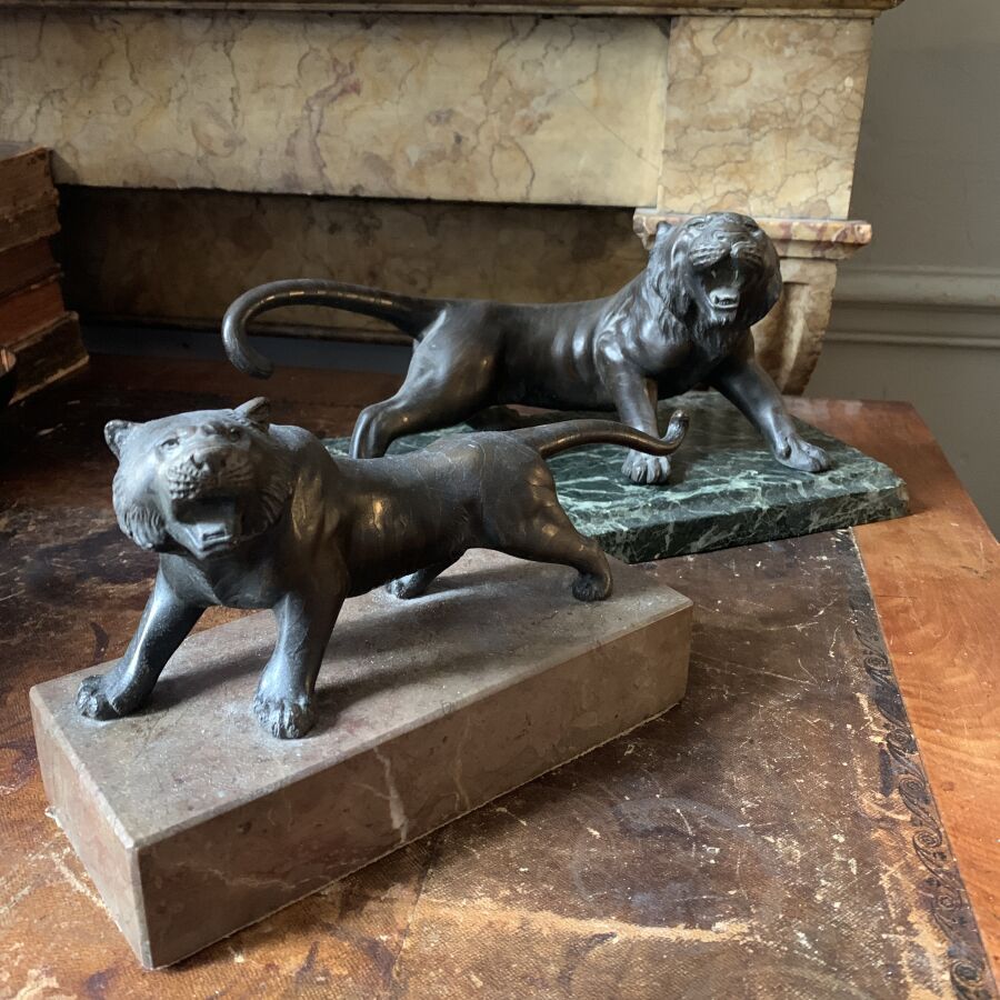 Null Deux tigres en bronze à patine brun foncé, montés sur des socles en marbre.&hellip;