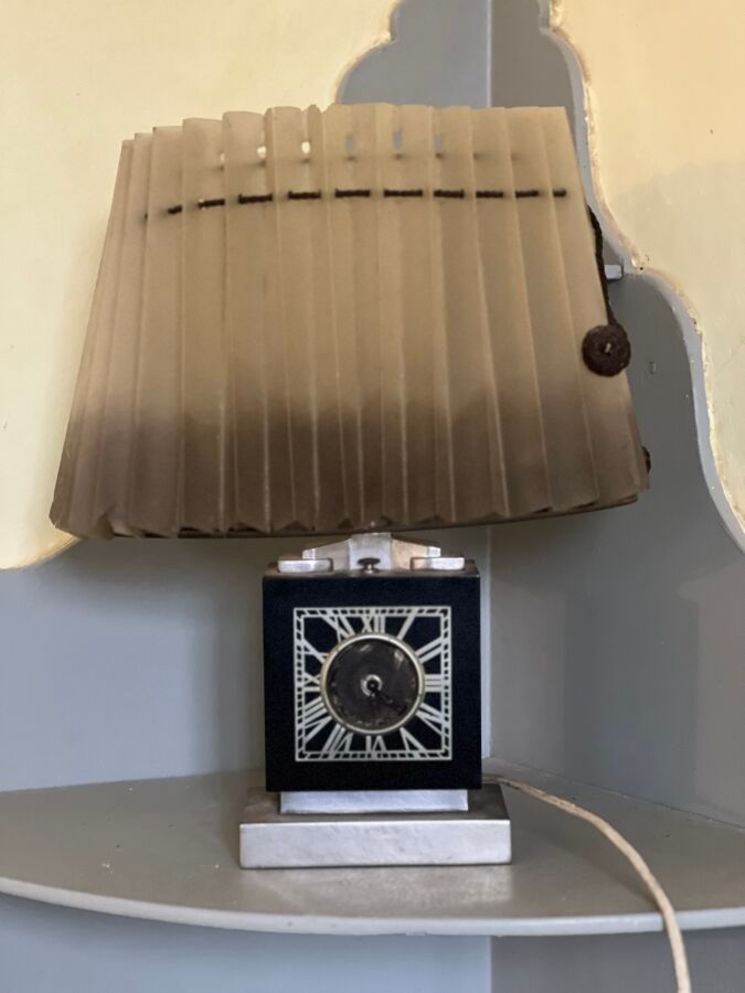 Null Lampe horloge en métal chromé et laqué (usures)
Circa 1930
Hauteur au mécan&hellip;