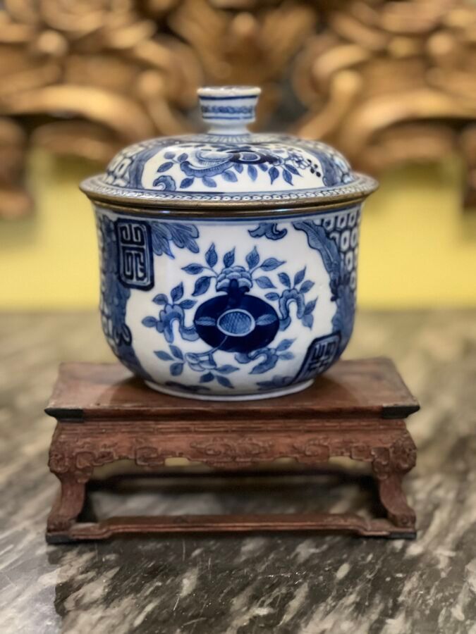 Null CHINE POUR LE VIETNAM - XIXe siècle
Pot couvert en porcelaine décorée en bl&hellip;