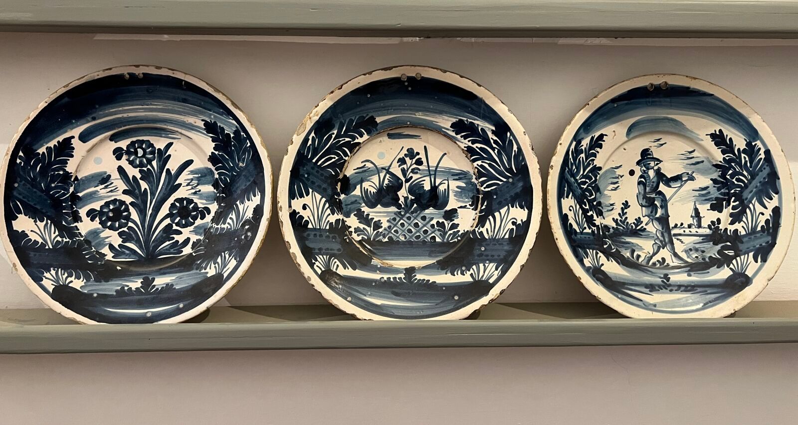 Null TALAVERA - 18th century
Three round earthenware dishes with blue monochrome&hellip;